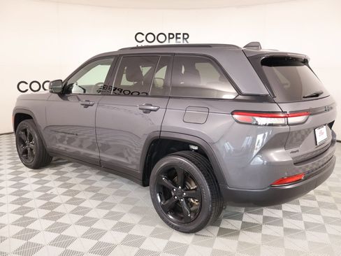 Used 2022 Jeep Grand Cherokee Altitude AWD/4WD image 23