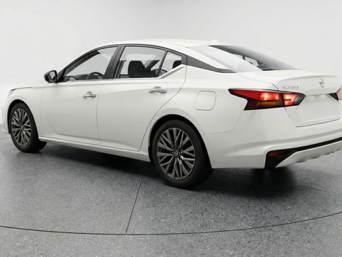 Used 2025 Nissan Altima 2.5 SV FWD image 6