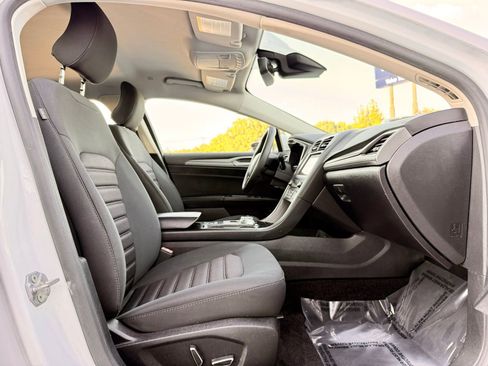 Used 2019 Ford Fusion SE FWD image 19
