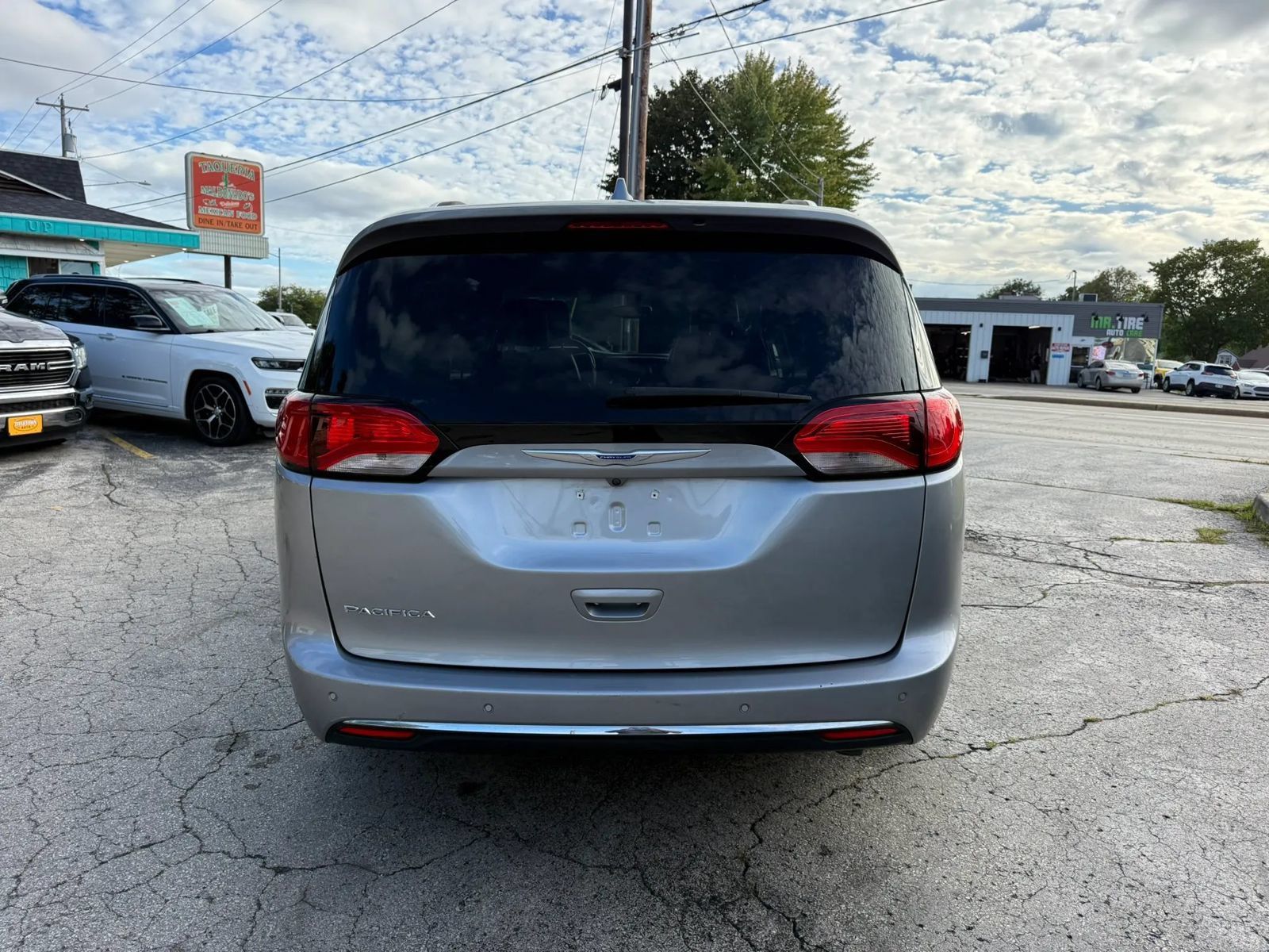 Used 2019 Chrysler Pacifica Touring-L FWD image 4