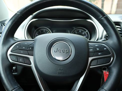 Used 2019 Jeep Cherokee Latitude w/ Cold Weather Group AWD/4WD image 10