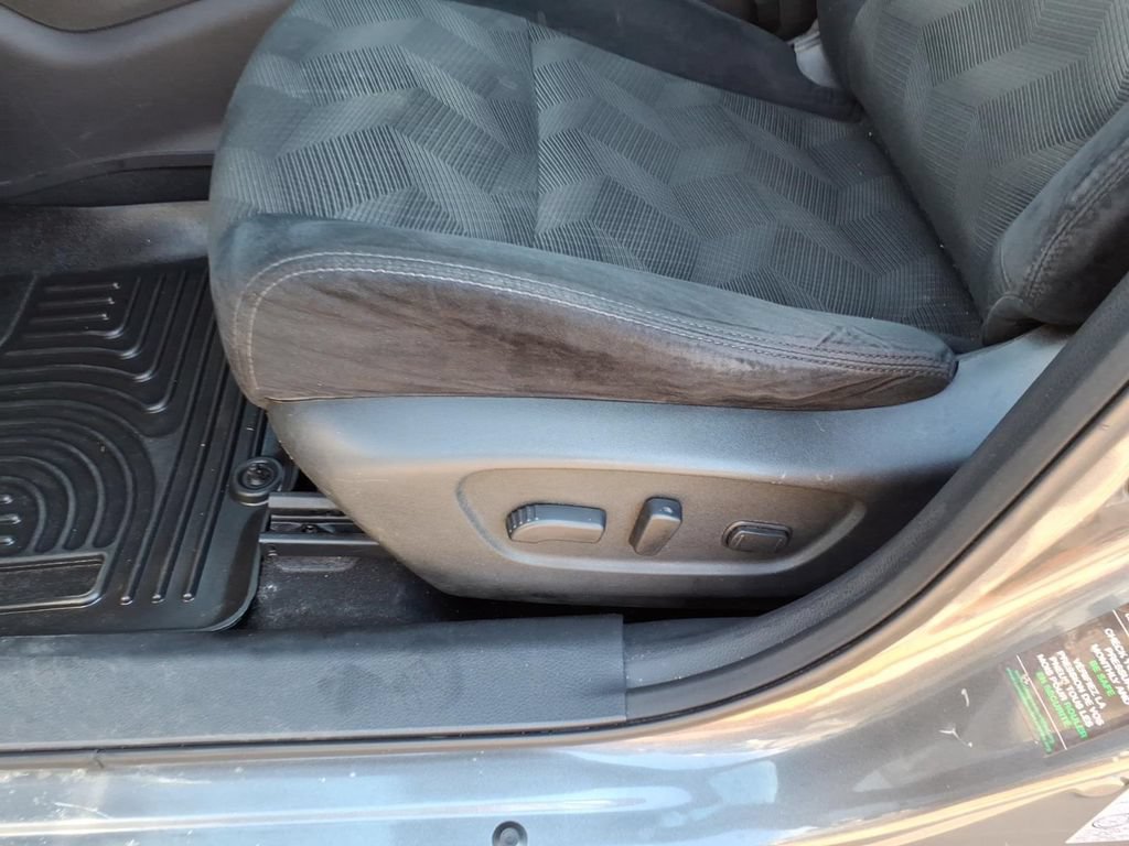 Used 2015 Nissan Rogue SV FWD image 5