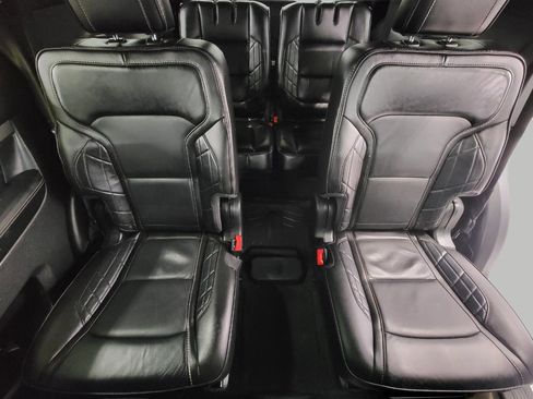 Used 2018 Ford Explorer Platinum image 18