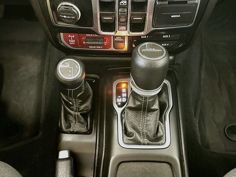 Used 2024 Jeep Gladiator Sport AWD/4WD image 16