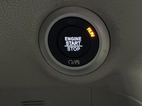 Used 2023 Chrysler Pacifica Limited w/ Uconnect Theater Family Group image 25