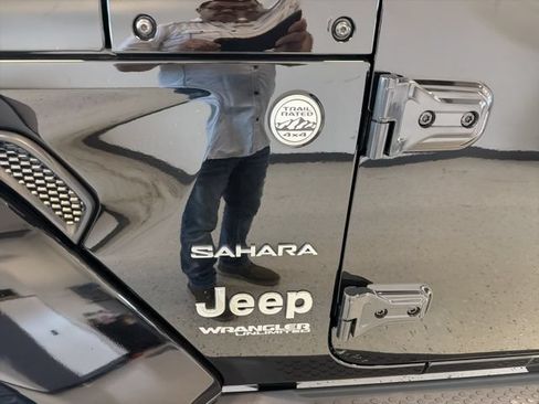 Used 2021 Jeep Wrangler Unlimited Sahara w/ Uconnect 4C Nav & Sound Group AWD/4WD image 11