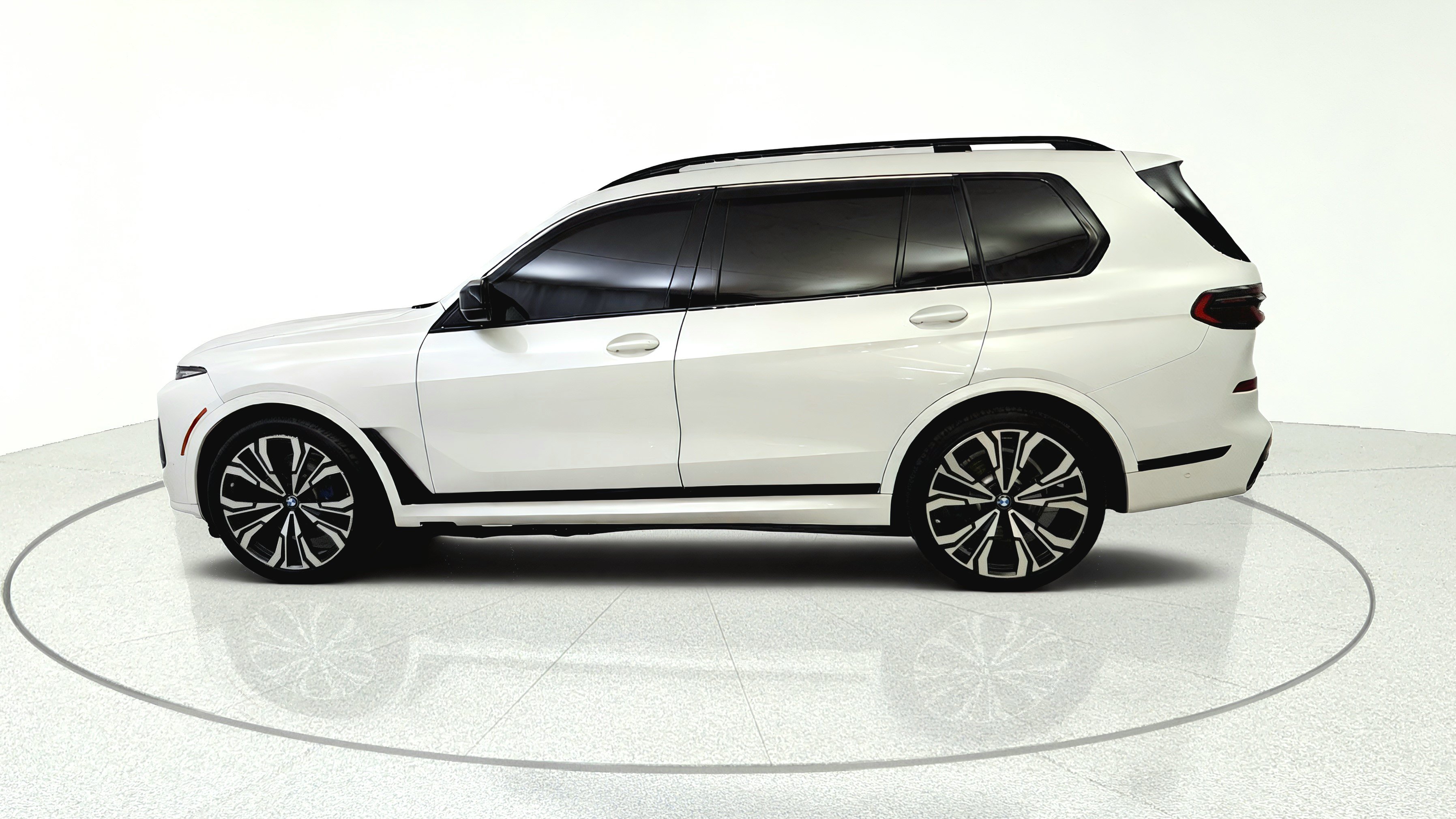 Used 2023 BMW X7 xDrive40i w/ M Sport Package AWD/4WD image 4