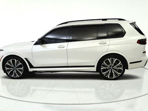 Used 2023 BMW X7 xDrive40i w/ M Sport Package AWD/4WD image 4