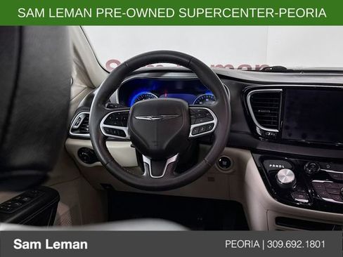 Used 2022 Chrysler Pacifica Touring-L image 11