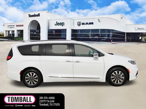 Used 2021 Chrysler Pacifica Limited w/ Uconnect Theater Family Group image 8