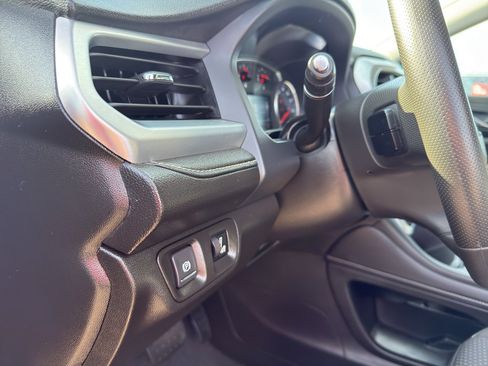 Used 2023 GMC Acadia SLE w/ Driver Convenience Package image 14