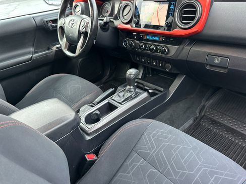 Used 2017 Toyota Tacoma TRD Sport image 15
