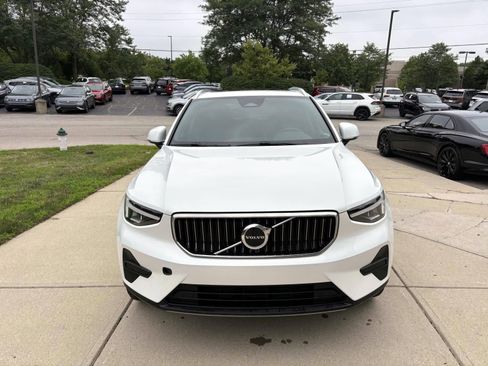 Used 2025 Volvo XC40 B5 Core image 2