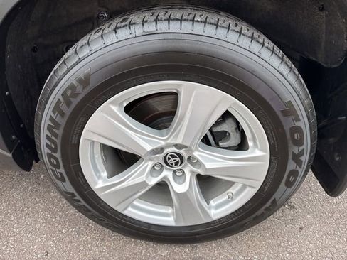 Used 2023 Toyota Highlander LE image 41