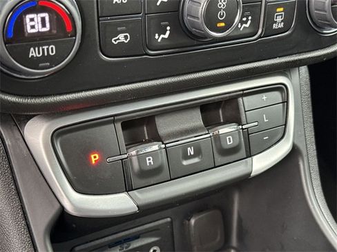 Used 2024 GMC Terrain SLT image 13