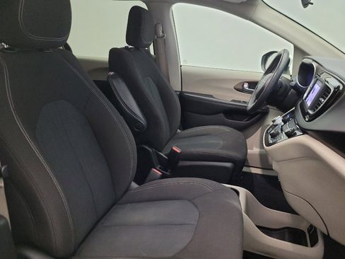 Used 2022 Chrysler Voyager LX FWD image 21