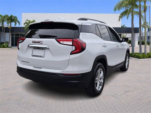 Used 2024 GMC Terrain SLE w/ Driver Convenience Package image 7