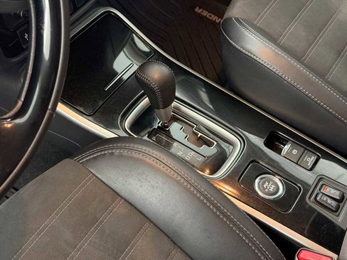 Used 2019 Mitsubishi Outlander SE image 20