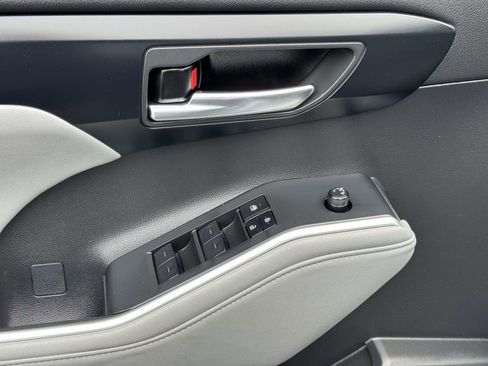 Used 2024 Toyota Highlander XLE FWD image 19