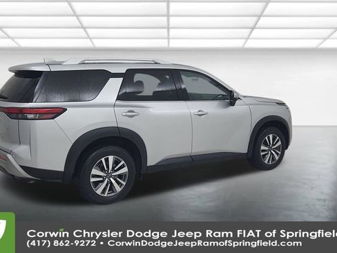 Used 2025 Nissan Pathfinder SL image 15