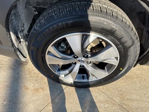 Used 2022 Subaru Ascent Premium w/ Convenience Package image 10