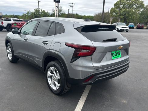 Used 2025 Chevrolet Trax LS w/ LS Convenience Package image 9