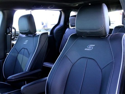 New 2026 Chrysler Pacifica Limited image 10