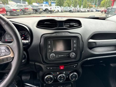 Used 2015 Jeep Renegade Latitude w/ Popular Equipment Group FWD image 21