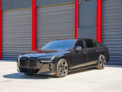 Used 2023 BMW i7 xDrive60 w/ Executive Package 2 image 1