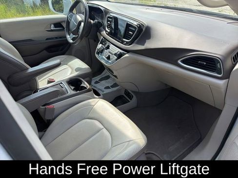 Used 2018 Chrysler Pacifica Touring-L Plus w/ Tire & Wheel Group FWD image 8