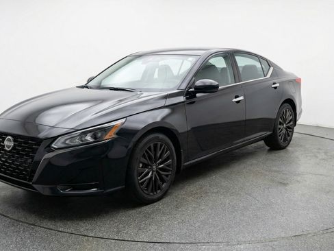 Used 2025 Nissan Altima 2.5 SV image 3