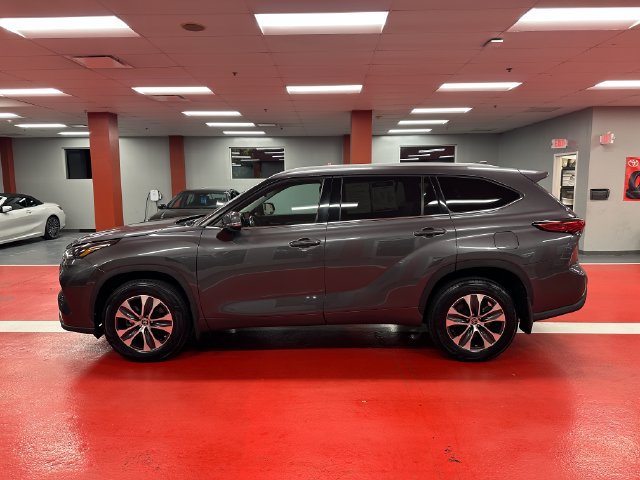 Used 2022 Toyota Highlander XLE AWD/4WD image 6