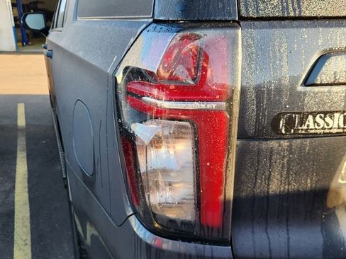 Used 2021 Chevrolet Suburban Z71 w/ Luxury Package image 5