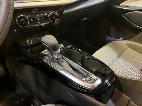 Used 2025 Chevrolet Trax LT image 40