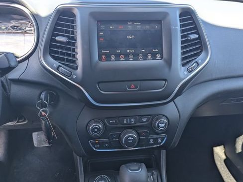 Used 2019 Jeep Cherokee Latitude w/ Popular Appearance Group AWD/4WD image 15