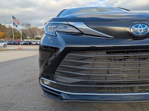 Used 2024 Toyota Sienna XLE image 10