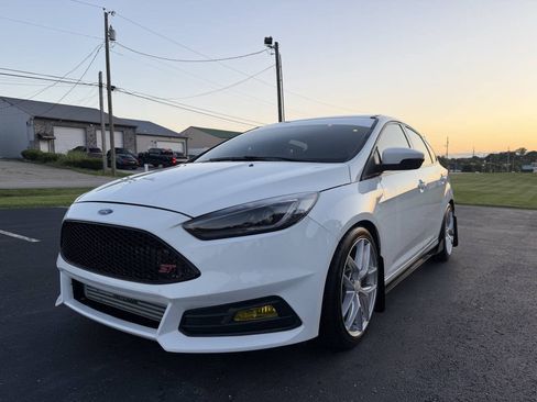 Used 2018 Ford Focus ST FWD image 1