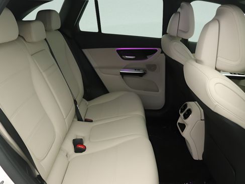 Used 2025 Mercedes-Benz GLC 350e 4MATIC image 29