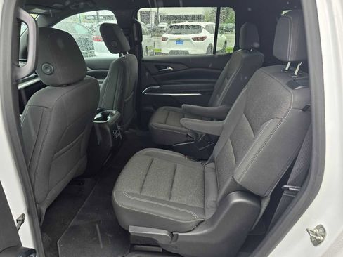 Used 2024 Chevrolet Traverse LT image 17