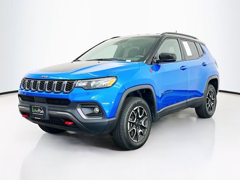 Used 2025 Jeep Compass Trailhawk AWD/4WD image 3