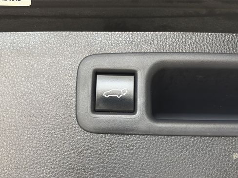 Used 2021 Toyota Highlander XLE AWD/4WD image 16