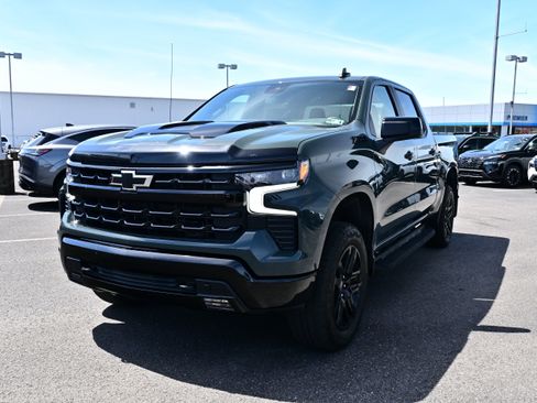 Used 2025 Chevrolet Silverado 1500 LT Trail Boss w/ Dark Appearance Package AWD/4WD image 4