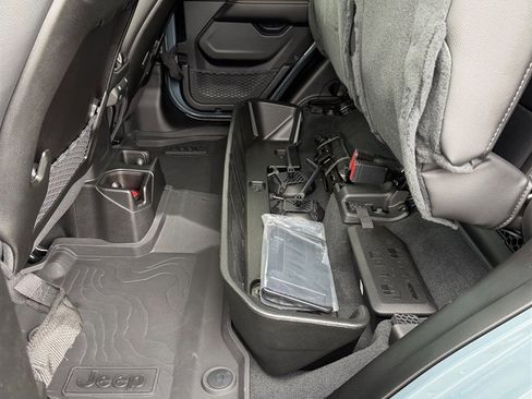 Used 2025 Jeep Gladiator Sport image 8