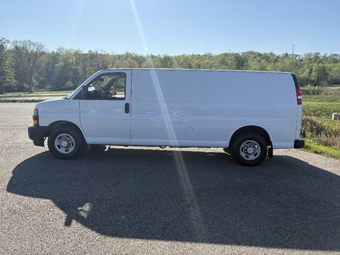 Used 2020 Chevrolet Express 3500 Extended w/ Driver Convenience Package RWD image 2