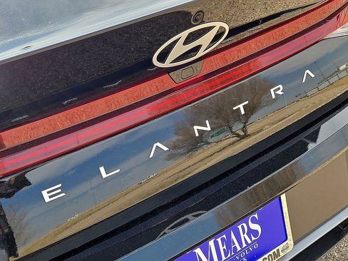 Used 2025 Hyundai Elantra Limited image 12