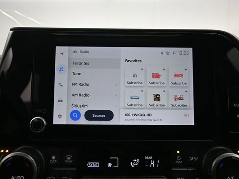 Used 2023 Toyota Highlander XLE image 14