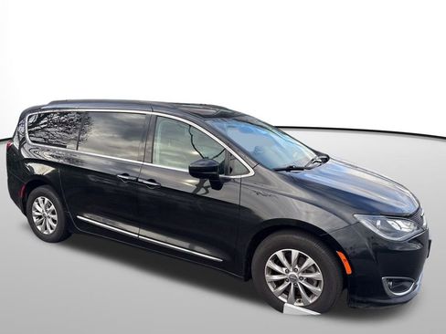 Used 2017 Chrysler Pacifica Touring-L image 3