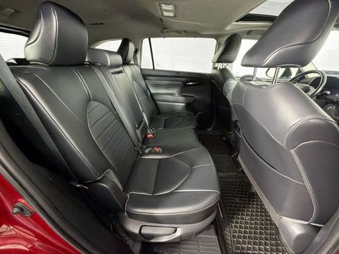 Used 2020 Toyota Highlander XLE AWD/4WD image 28