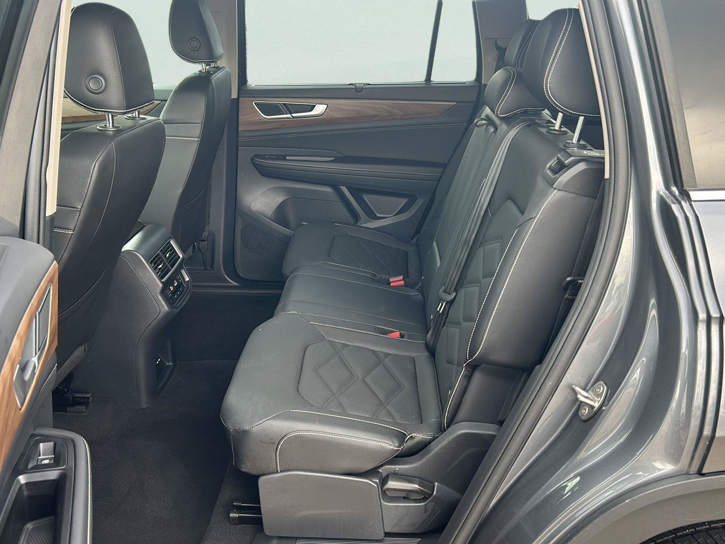Used 2025 Volkswagen Atlas SE FWD image 19