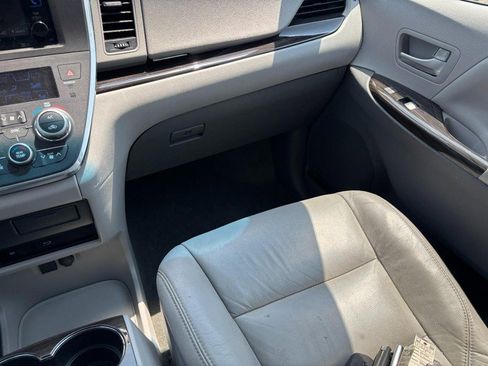 Used 2017 Toyota Sienna XLE Premium FWD image 16